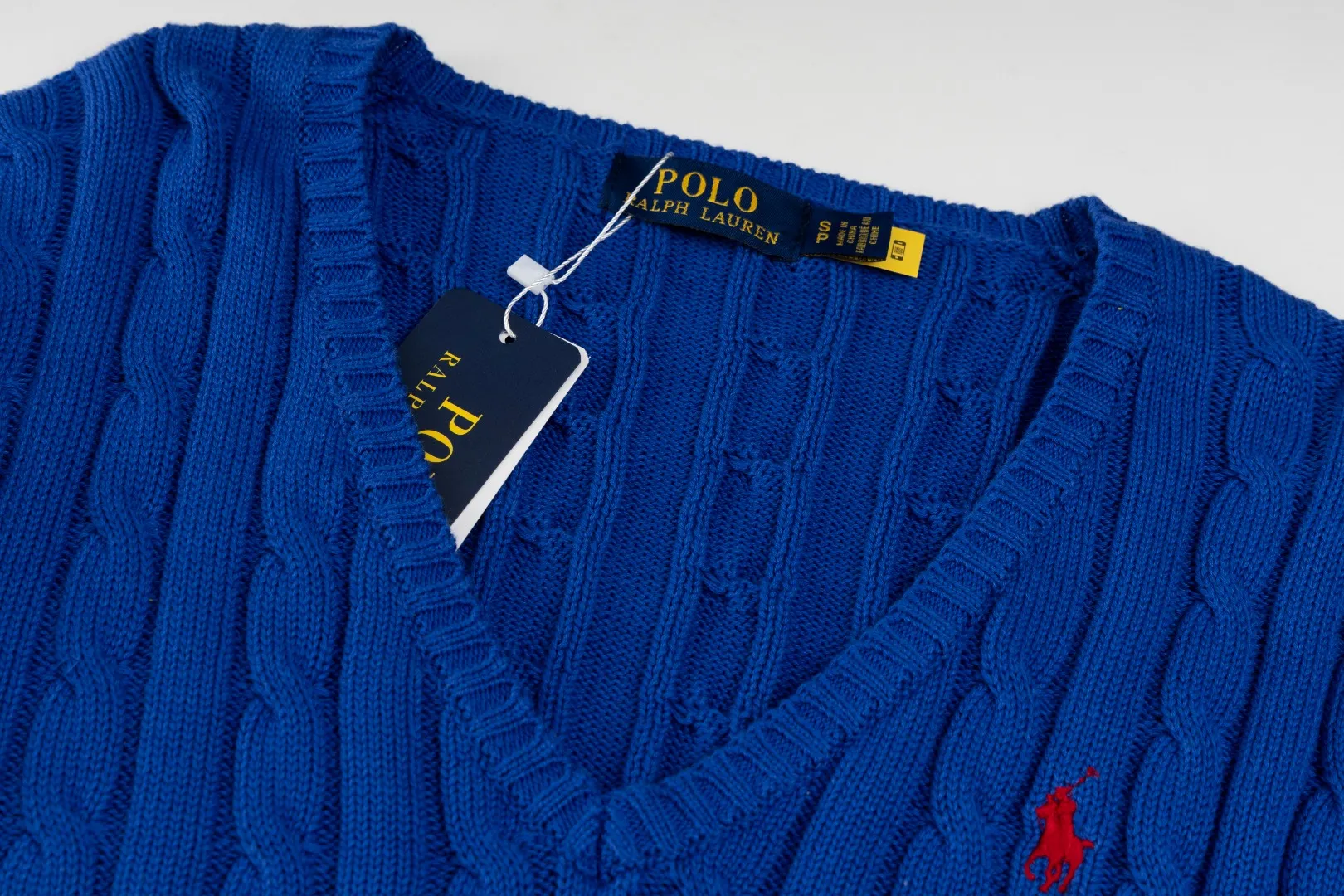 P210 #R90 RALPH LAUREN Thirteen colors of Ralph Lauren classic small label embroidery V-neck pullover cable cardigan sweater women's top, high-density LOGO embroidery on the chest, original customization of tag accessories. Made of pure cotton yarn, pure cotton is skin-friendly and comfortable, small label war horse embroidered twist button V-neck sweater🐎High quality, follow the blogger to learn how to wear it! Let’s buy a Ralph Lauren cable sweater. It’s a super hard-to-find series after it became popular. It’s hard to find one on the official website. It’s simple and practical to wear, with a lazy and loose feel. The thickened fabric has more texture, feels soft and delicate, and has a loose fit. Whether worn alone or layered, you can wear different styles of fashion with just one piece!   Size： Sleeve length: 60/61/62/63